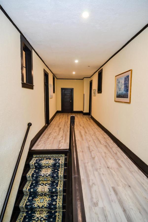 Blue Sky Manor Hotel Interlachen ภายนอก รูปภาพ